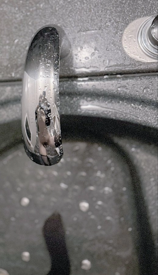 人的反射在一个浴缸里。