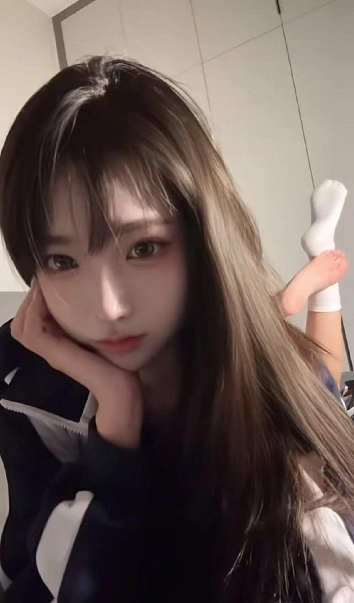 长头发的女孩和一件白色衬衫。