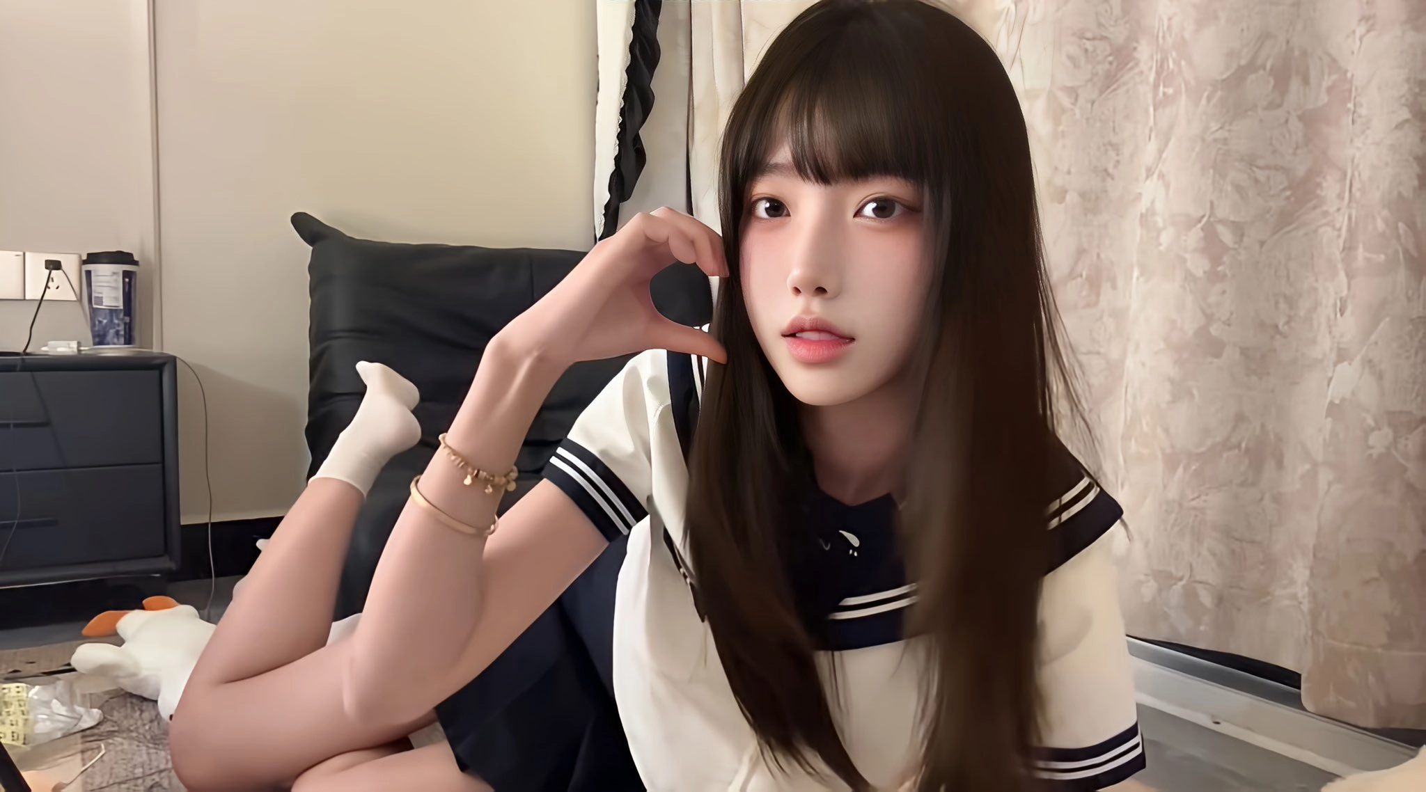 穿着白色衬衫和蓝色领带的女孩用她的手制作心脏形状。