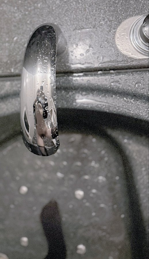 人的反射在一个浴缸里。