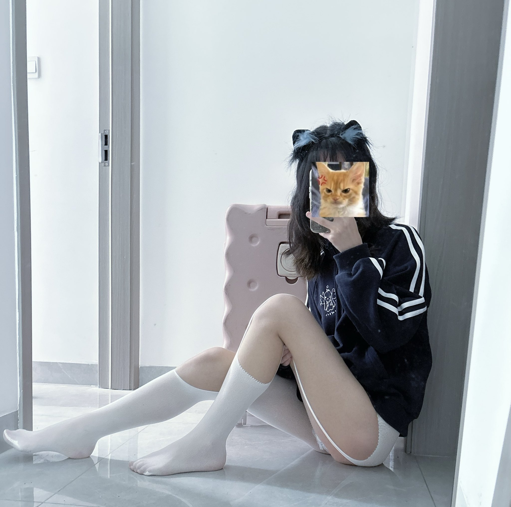 女人在手机上拍一张猫的自拍。