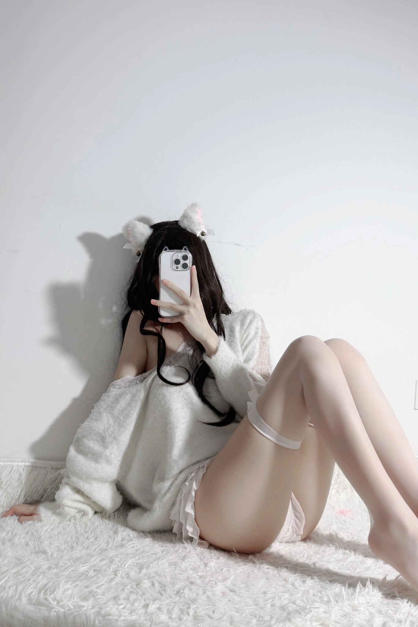 女人用手机拍自拍。