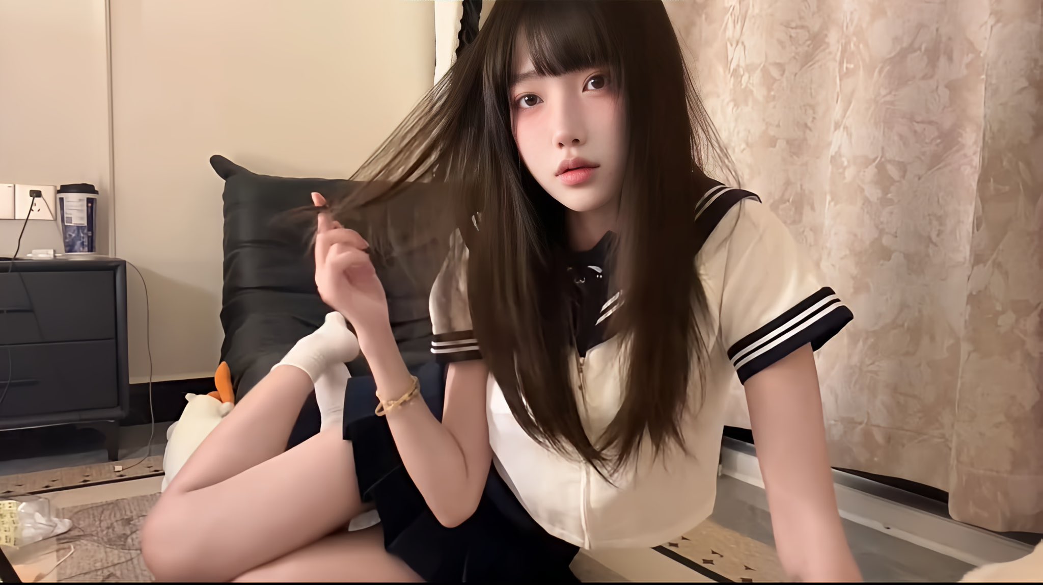 穿着白色衬衫和蓝色领带的女孩用她的手制作心脏形状。