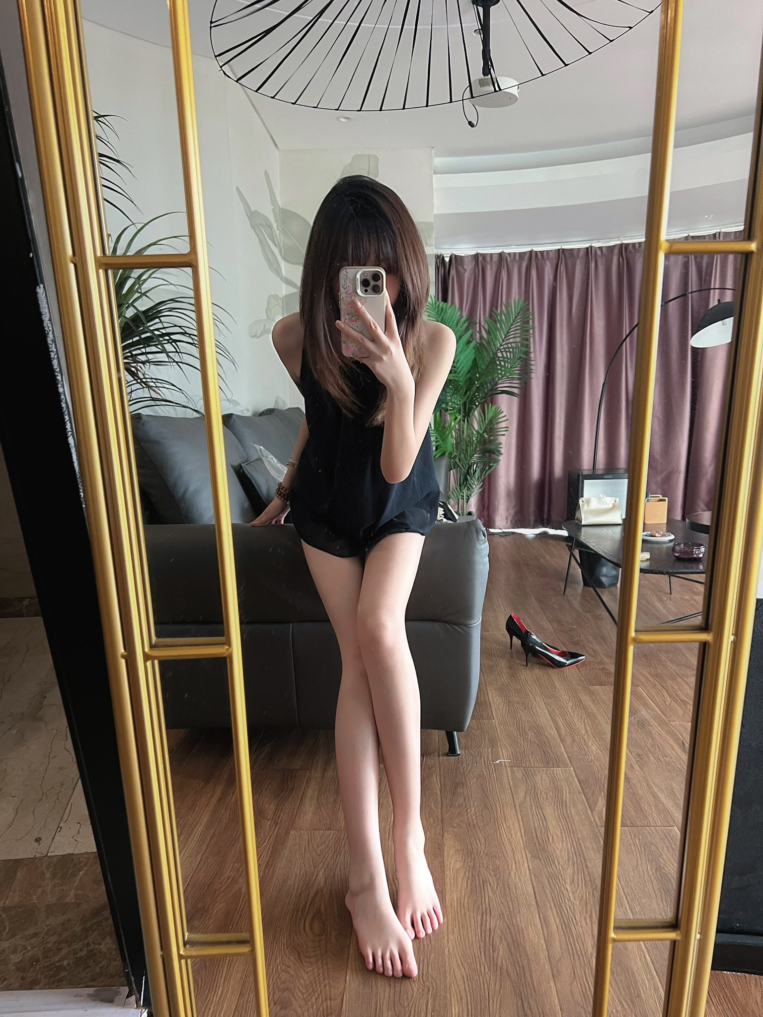 女人在镜子里拍自拍。