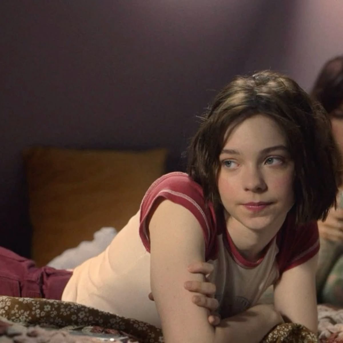 白发的女孩躺在床上。