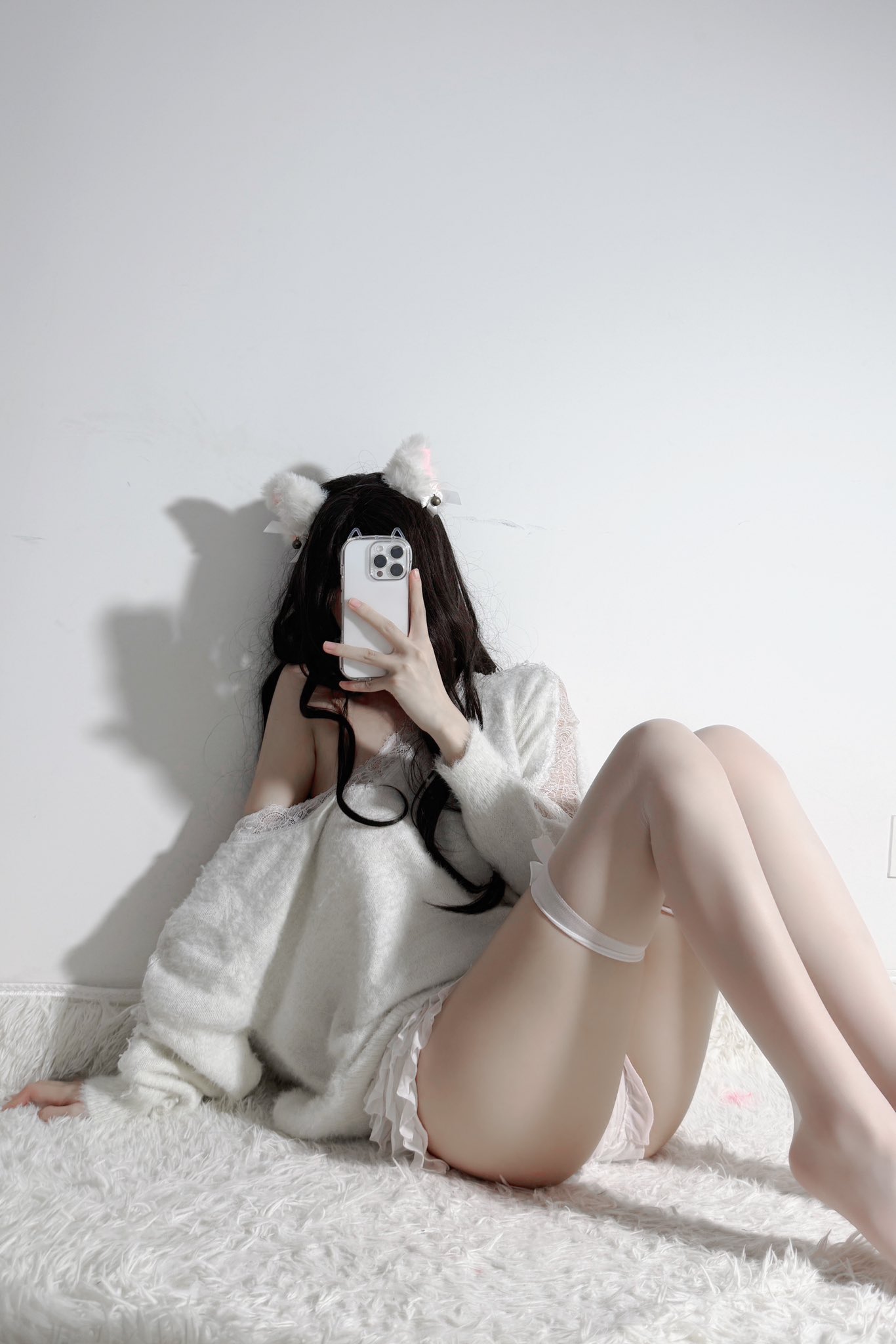 女人用手机拍自拍。