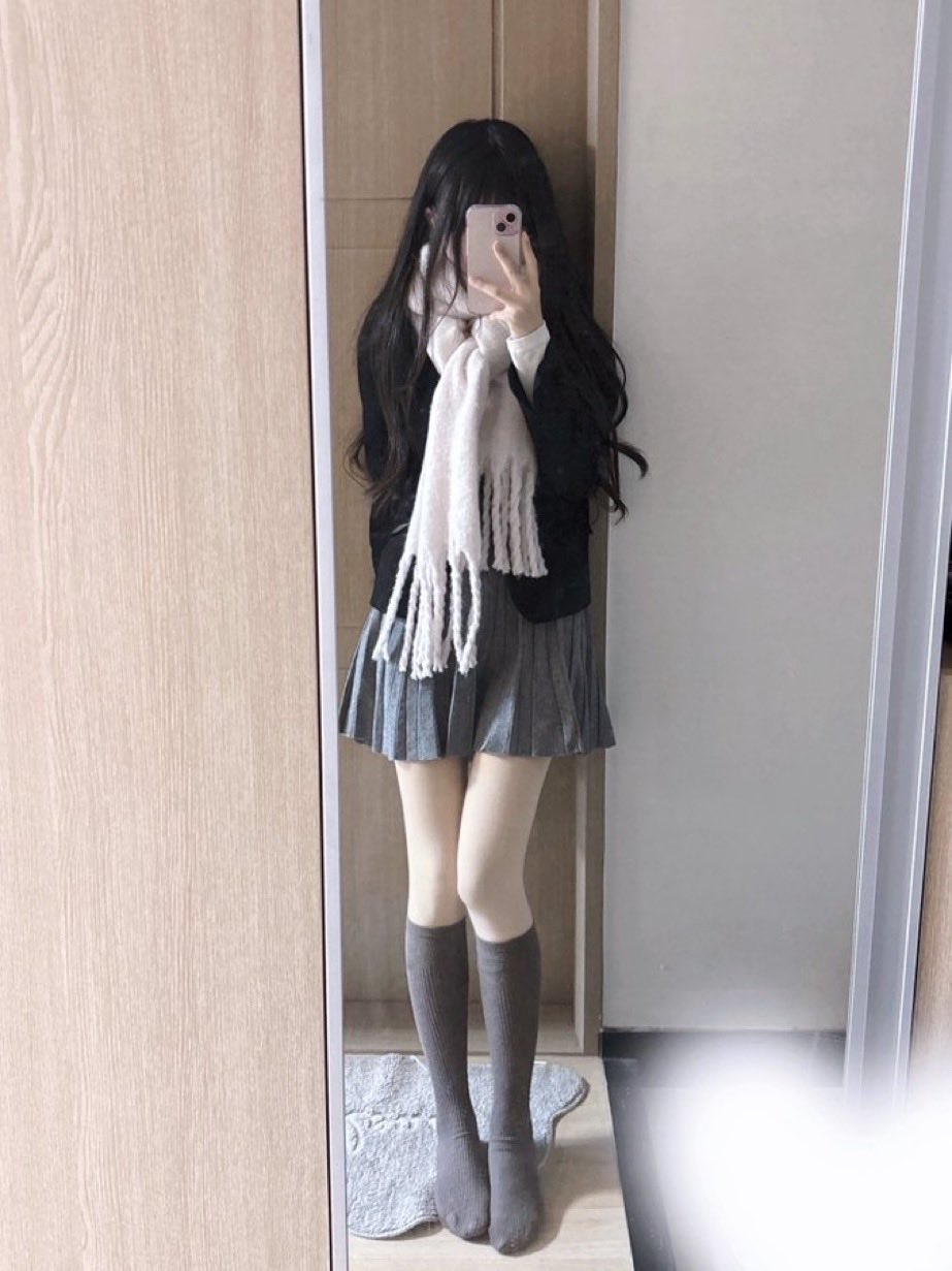 女人在镜子前拍自拍。