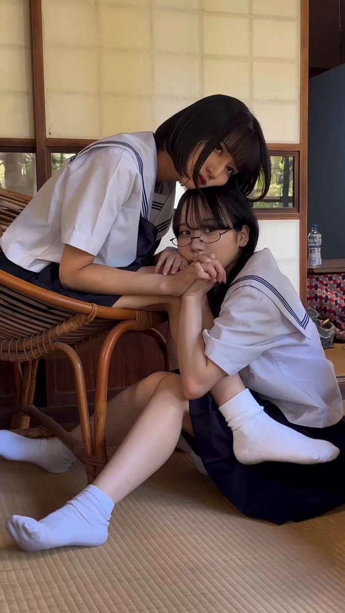 两个女孩互相拥抱。