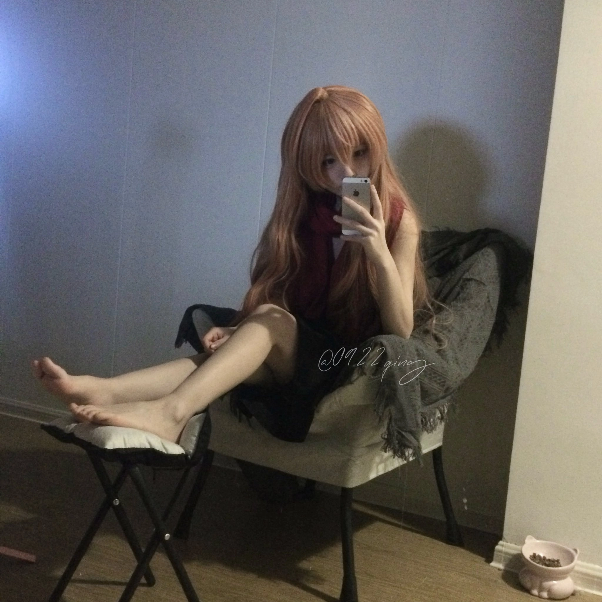 女人在一个房间里拍自拍。