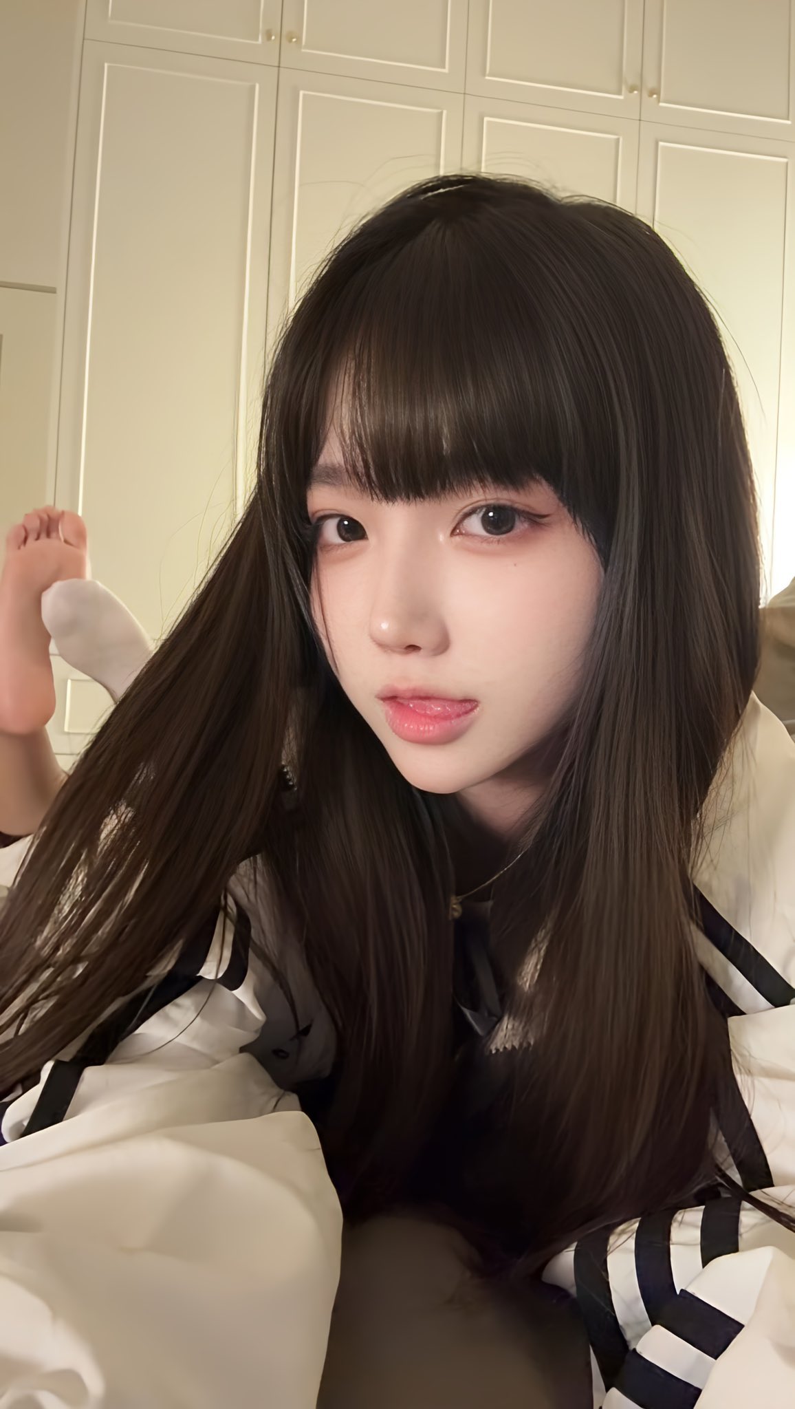 长头发的女人,一件白色的衬衫。