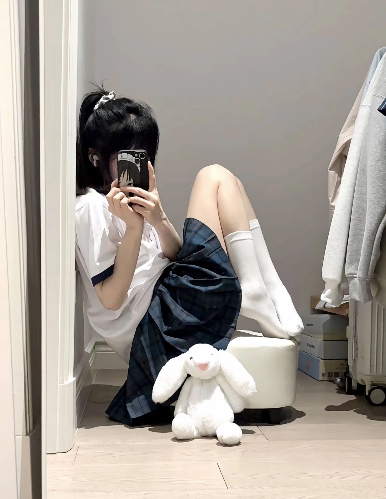 女孩带着一只小兔子拍自拍。