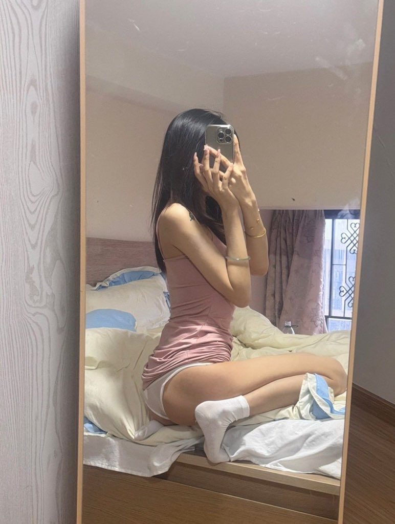 女人在镜子里拍自拍。