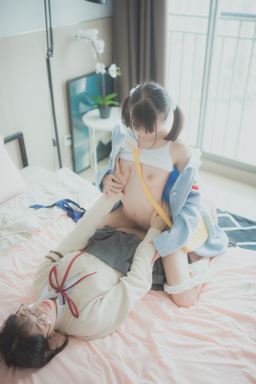 两个人在床上做爱。