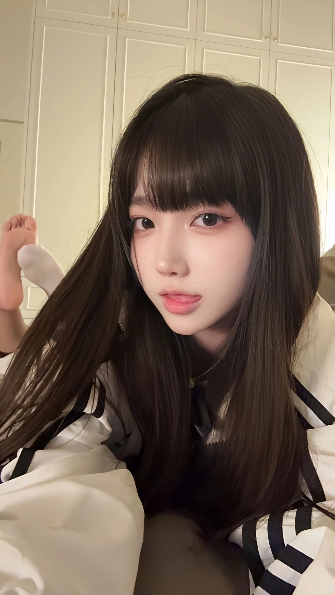 长头发的女人,一件白色的衬衫。