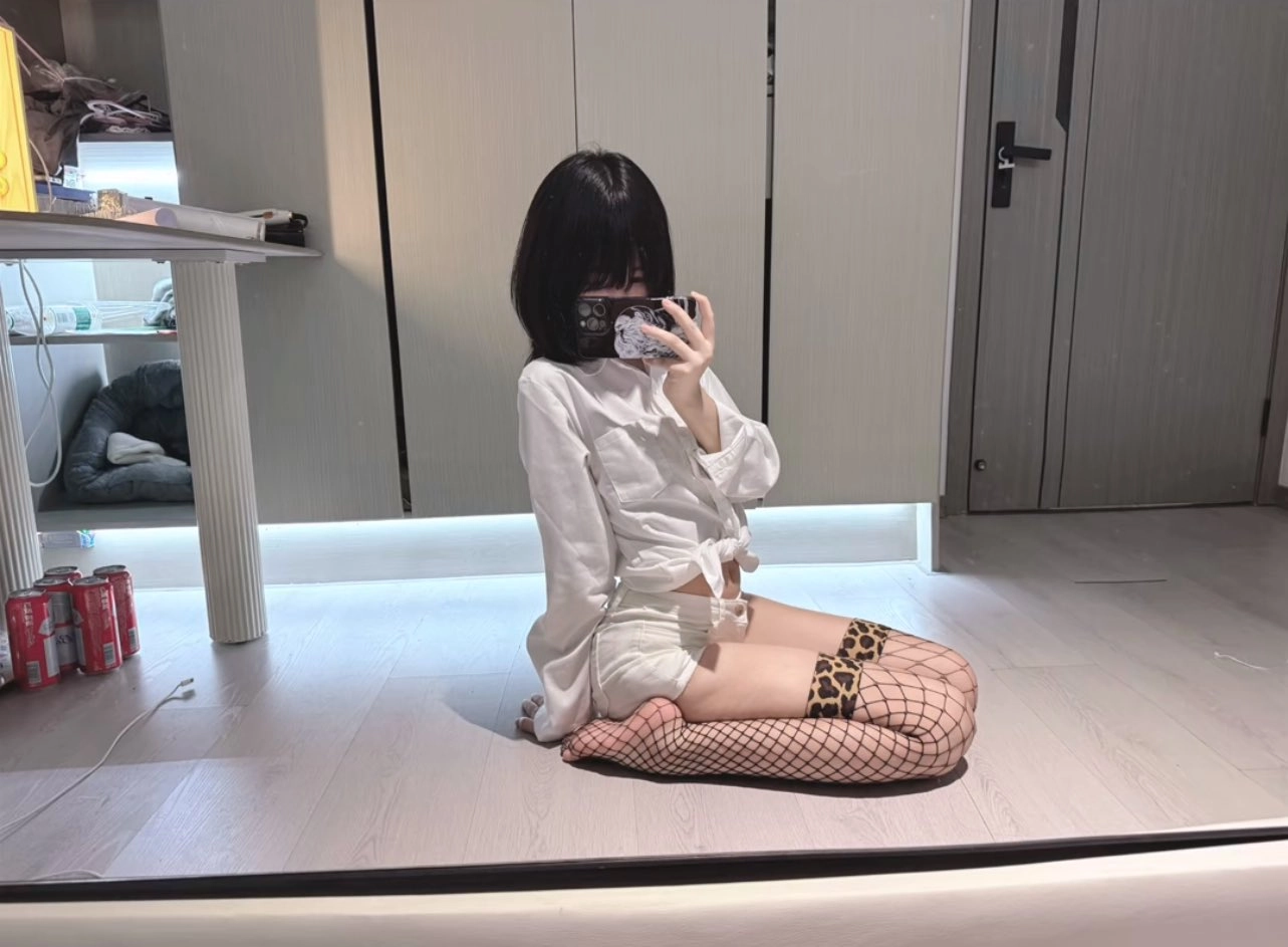 女人在镜子里拍自拍。