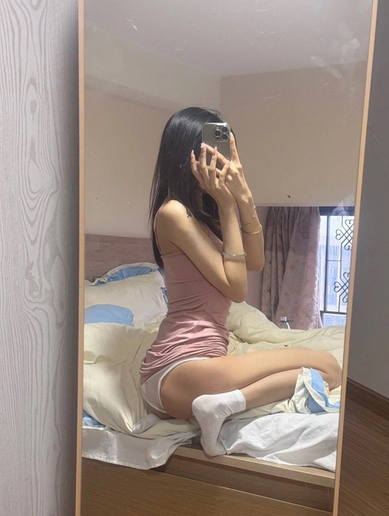 女人在镜子里拍自拍。