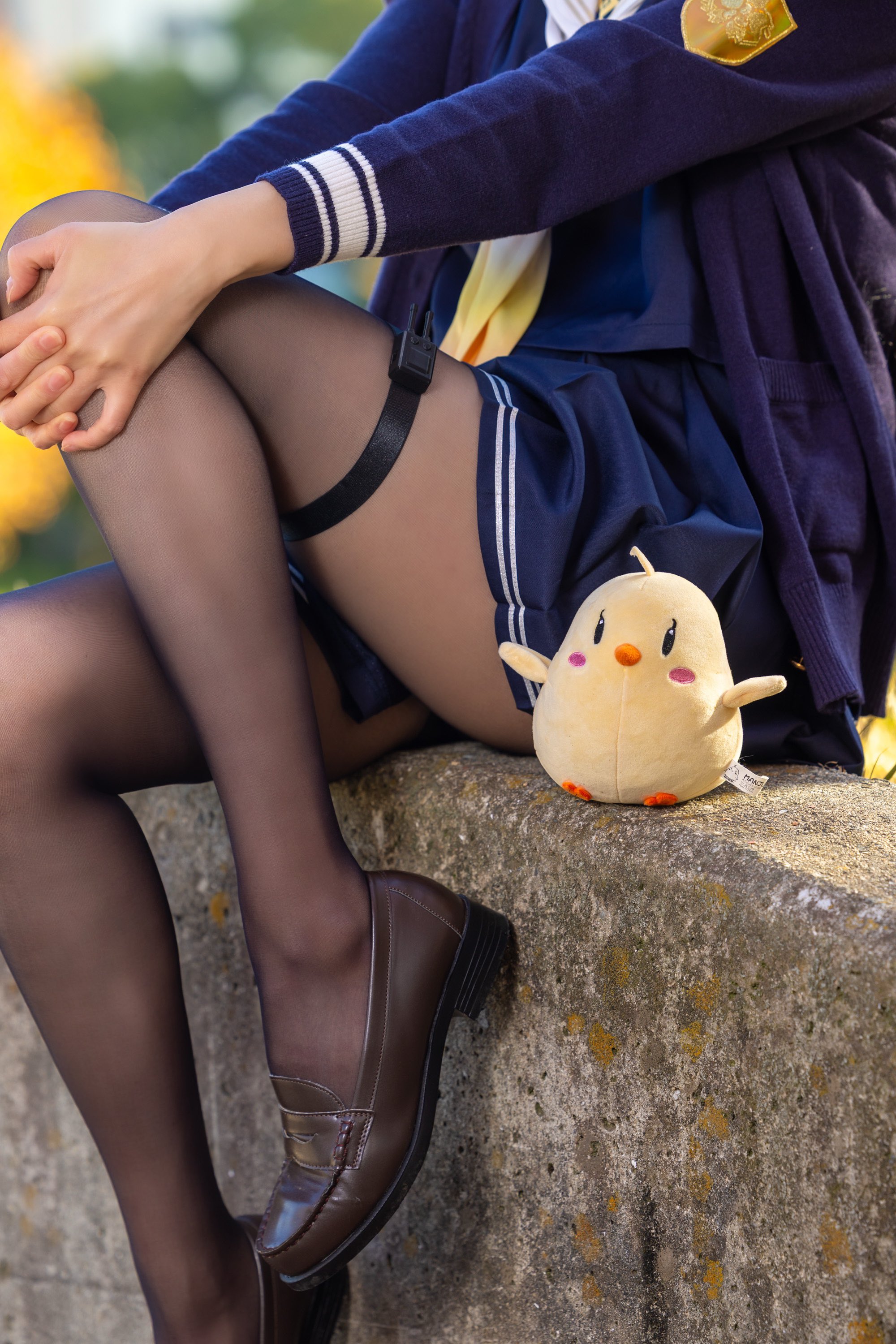 女人坐在石头台上,旁边有一只动物。