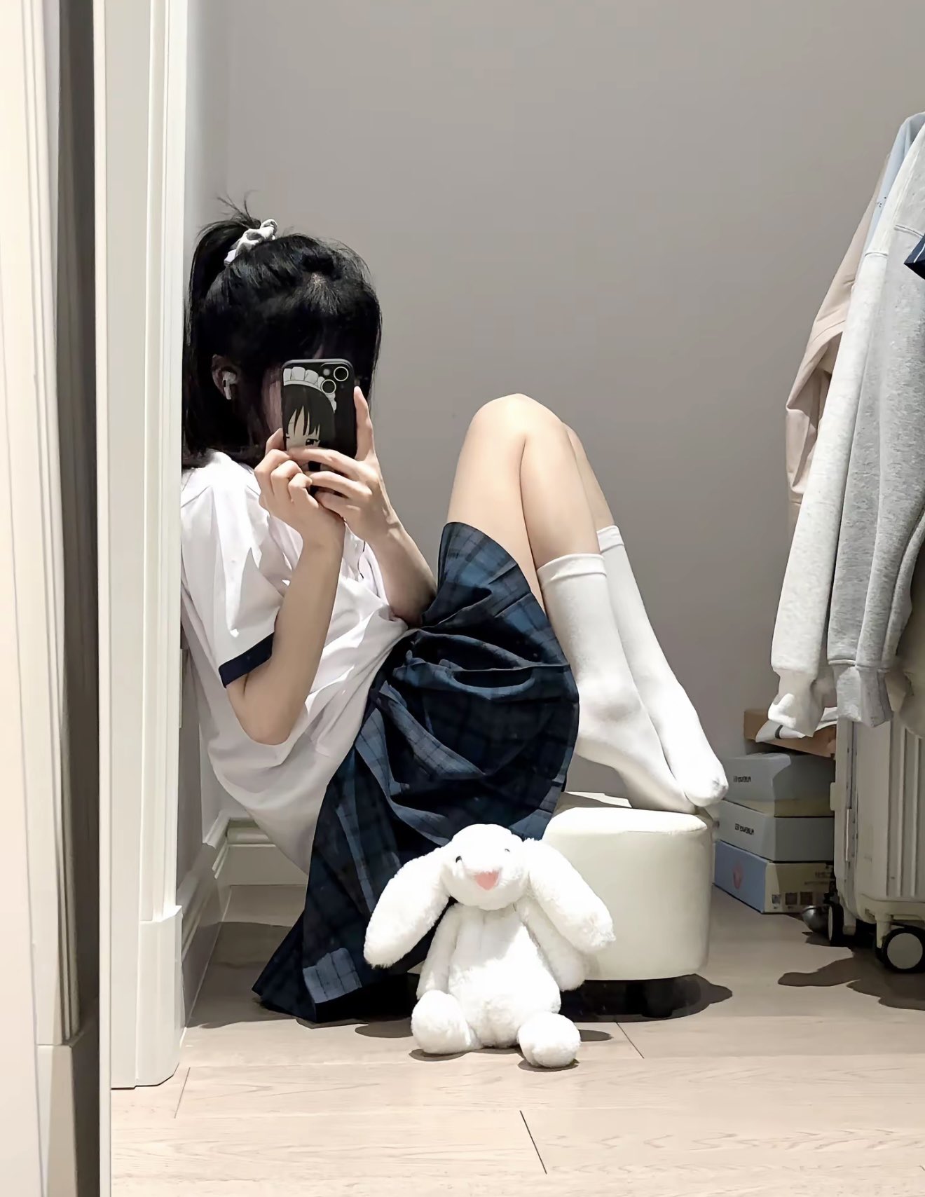 女孩带着一只小兔子拍自拍。