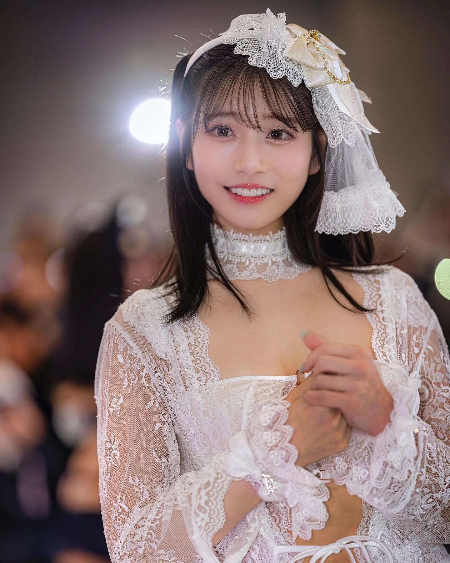 穿着白色面纱和丝绸的女人微笑。