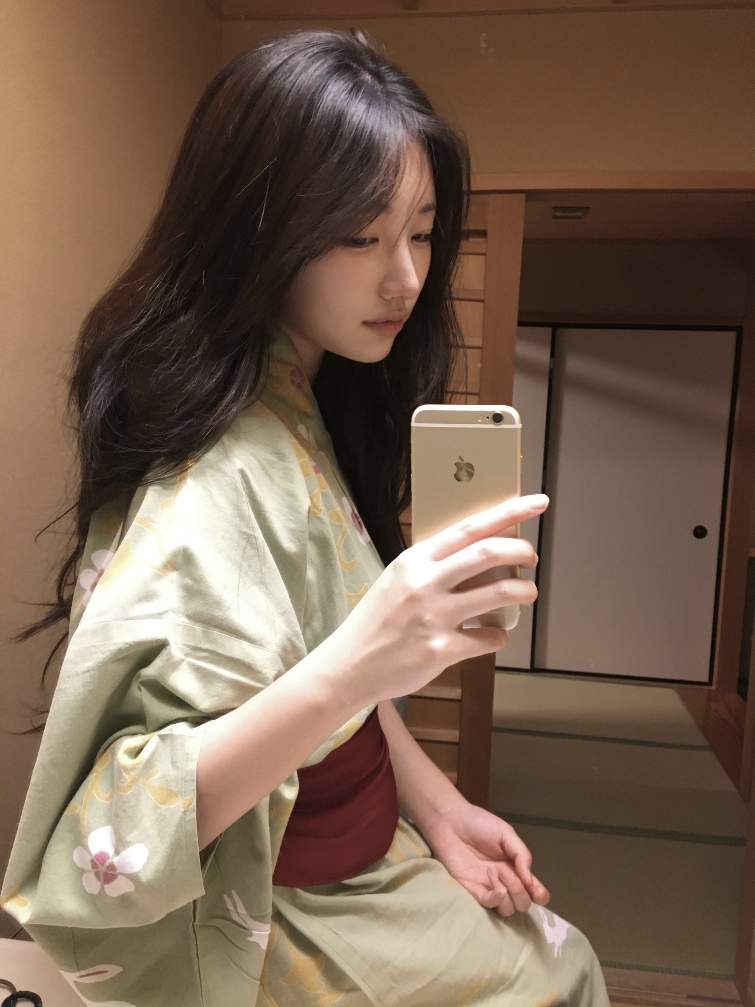 穿吉莫诺的女人拍了一张自拍。