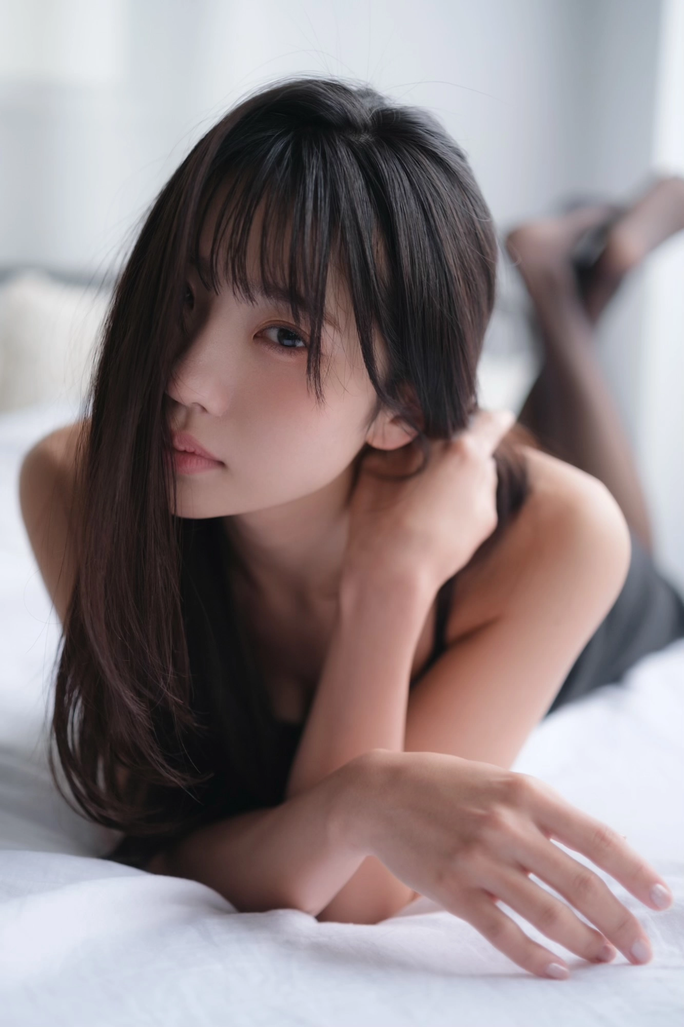 长头发和黑衣的女人躺在床上。