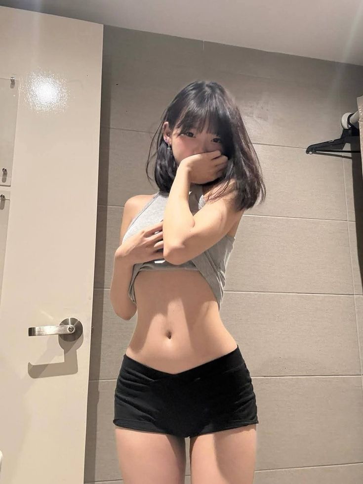 女人用一个腹部按钮为一张照片。