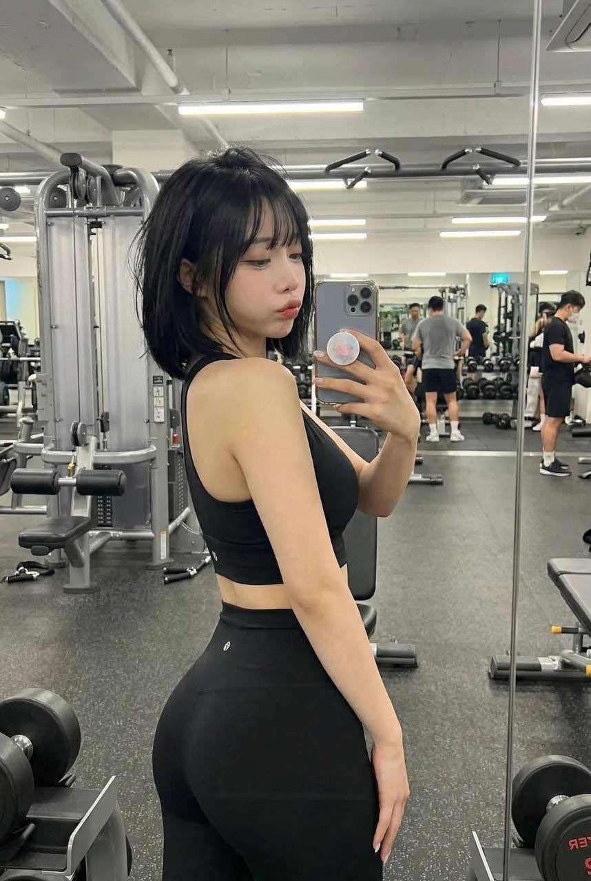 女人在健身房拍自拍。
