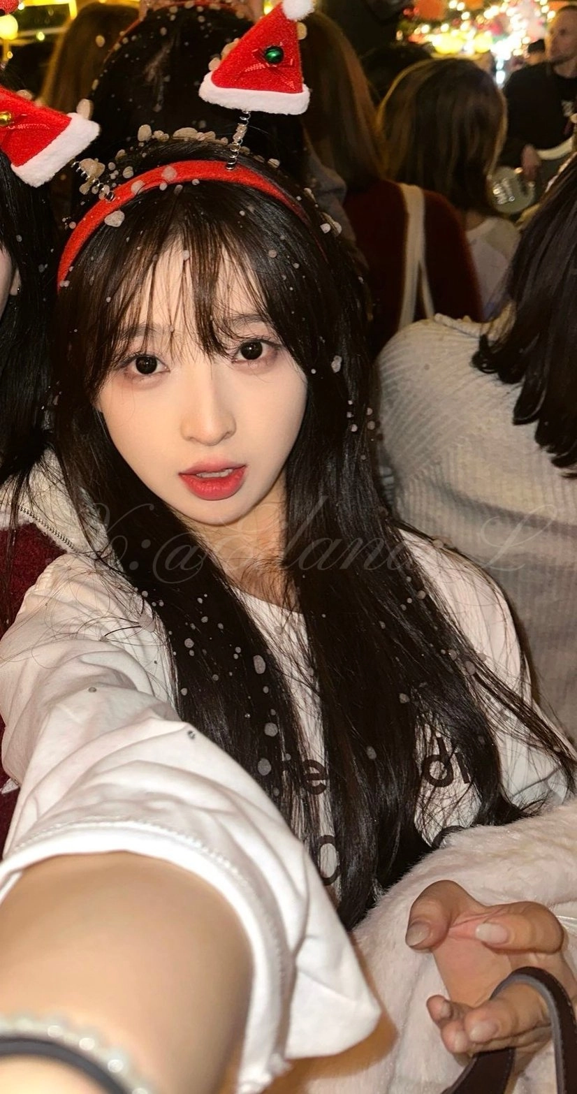 长长黑头发和红嘴唇的女孩。