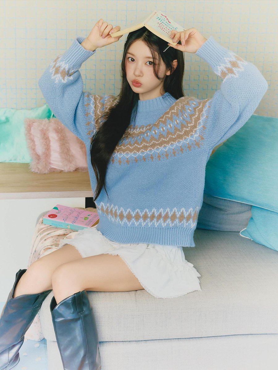 穿着蓝色衬衫和黑色鞋子的女孩。