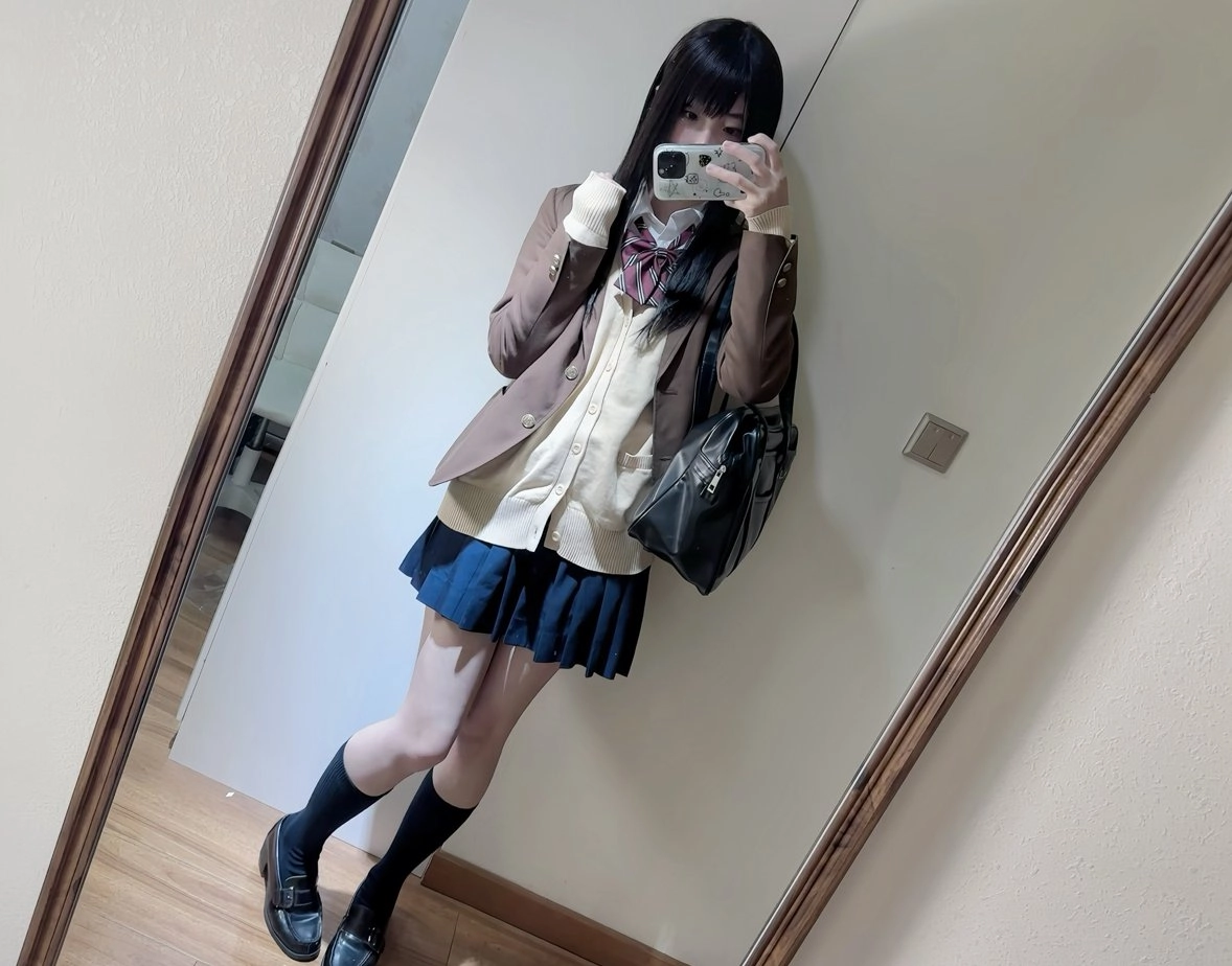 一位穿着棕色外套和黑色裙子的女人拍了一张自拍。