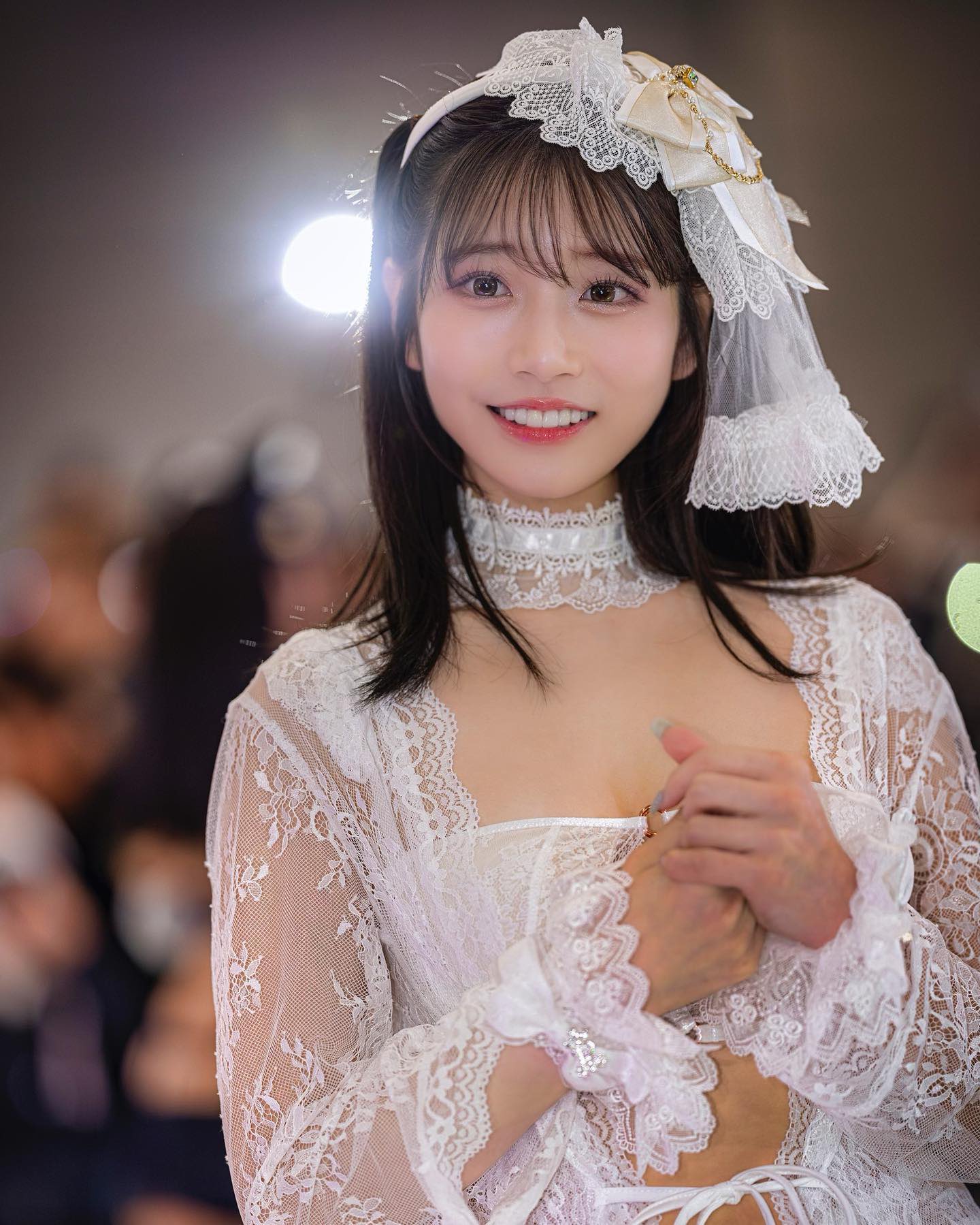 穿着白色面纱和丝绸的女人微笑。