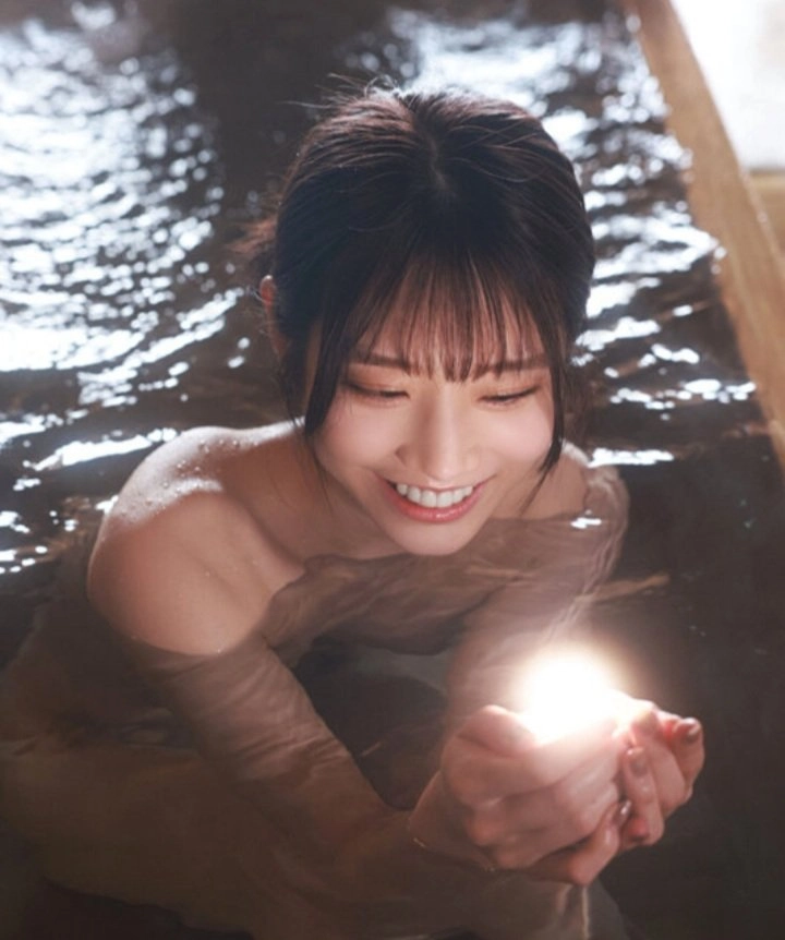 女人在浴缸里拿着一盏灯。