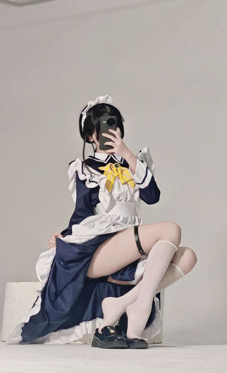 穿着女仆服的女人拍了一张自拍。