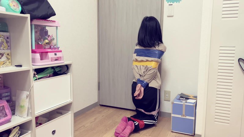 女人被带有管道胶带。