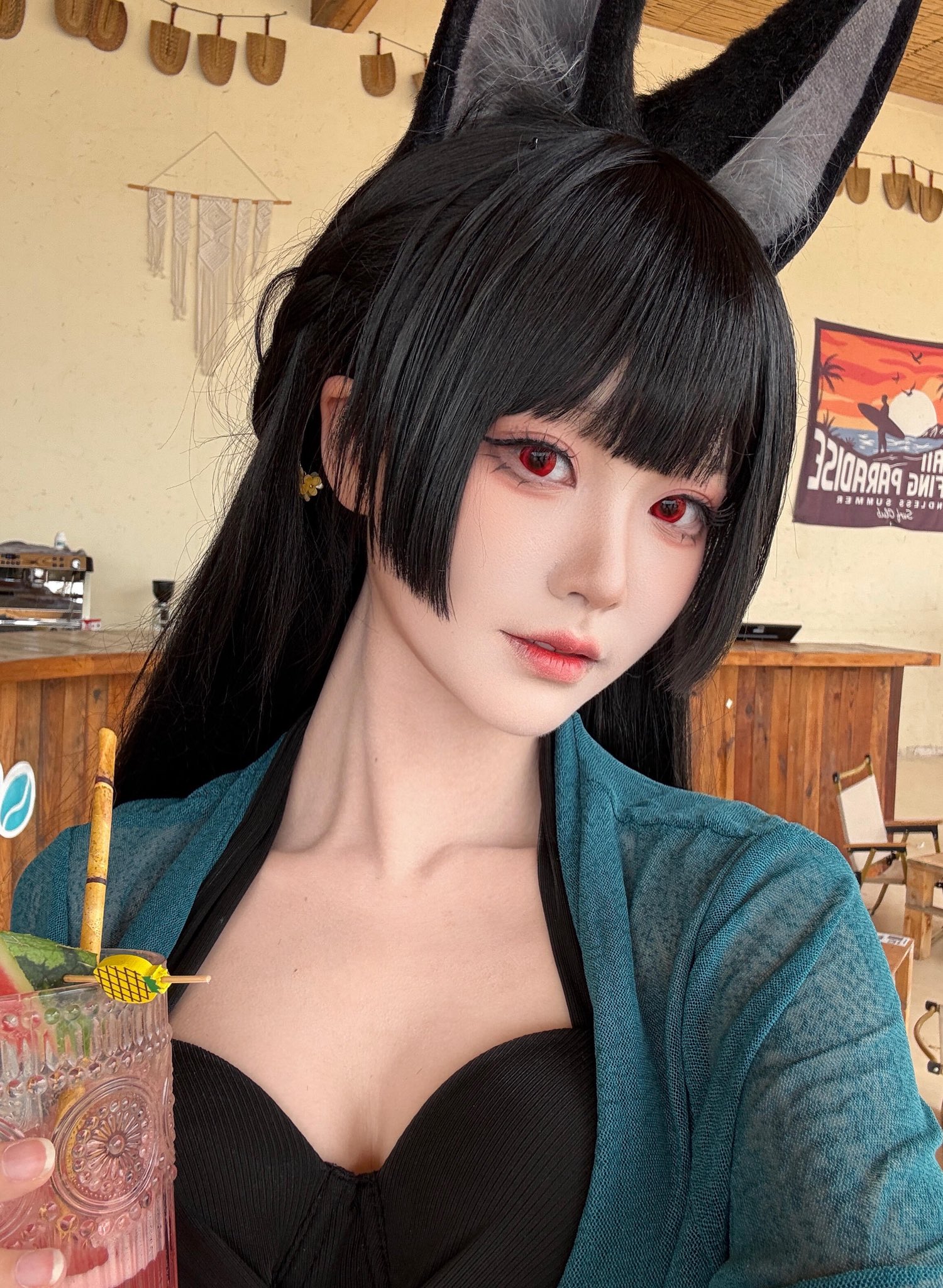 红眼睛的女人为一张照片而立场。