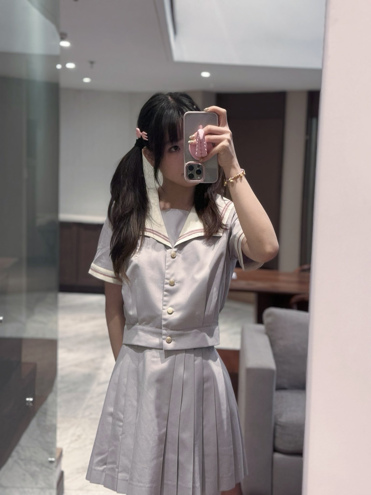 穿着白色衣服的女孩,拿着手机。