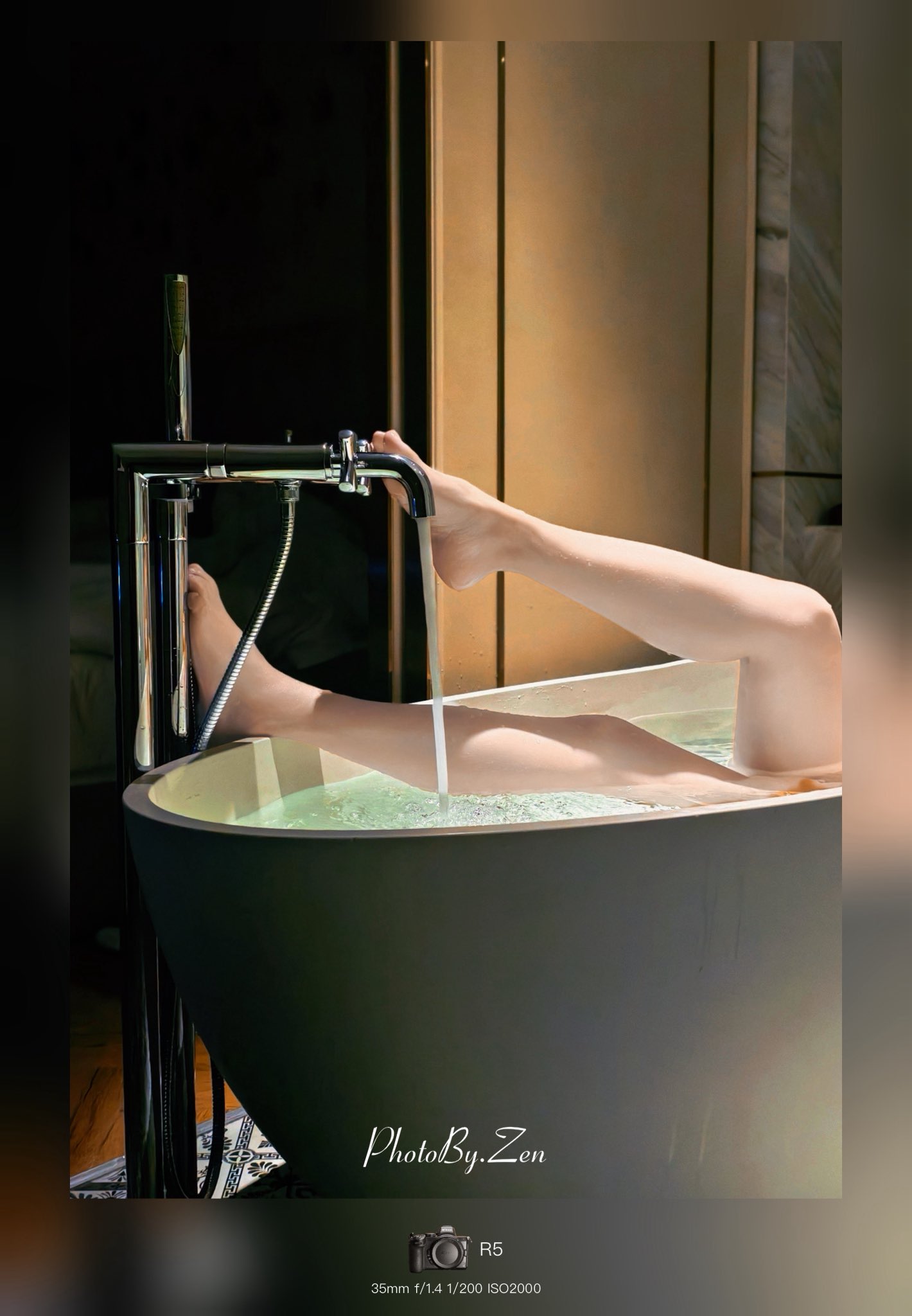 女人在浴缸里,她的腿在水里。