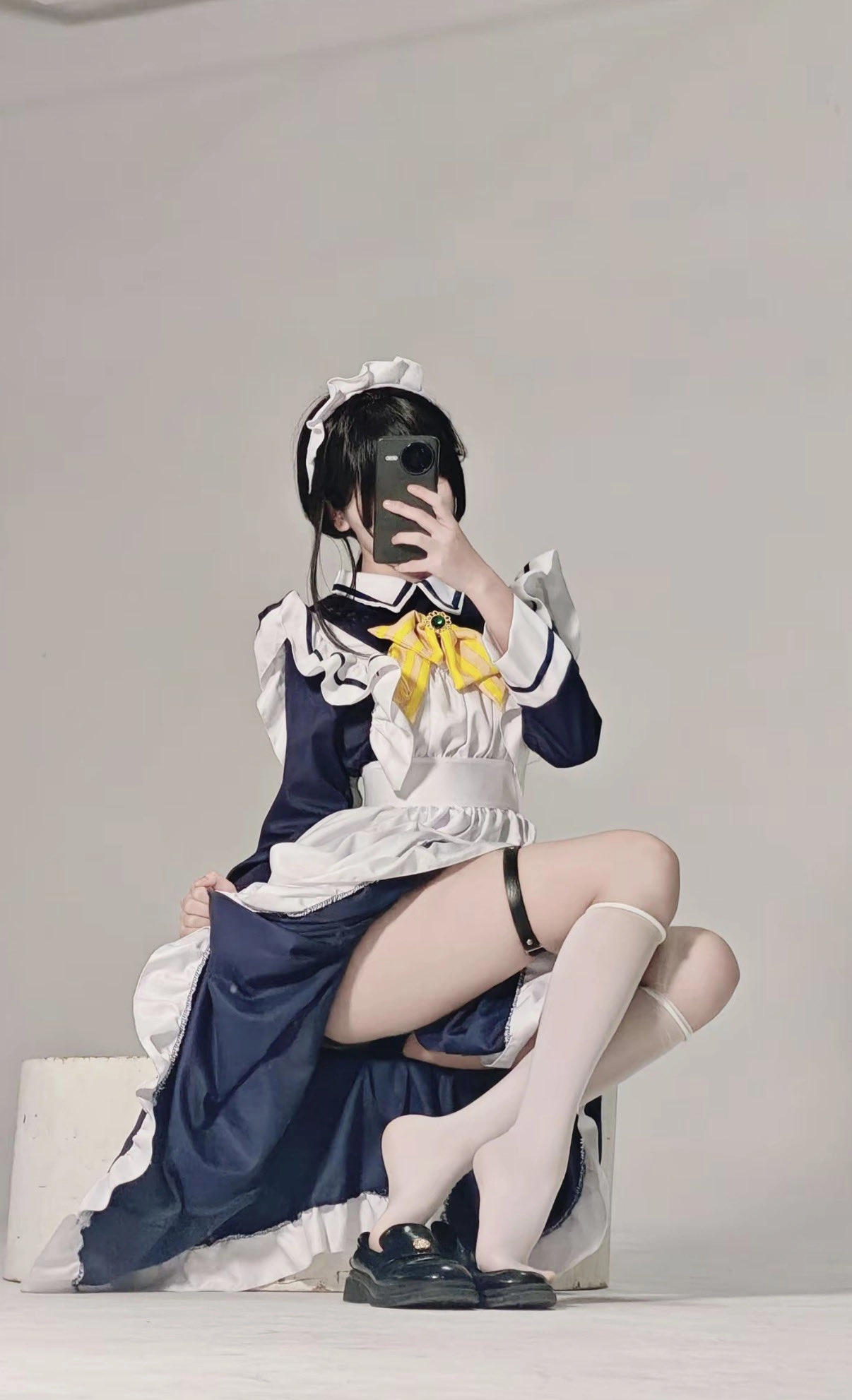 穿着女仆的服装的女人拍了一张自拍。