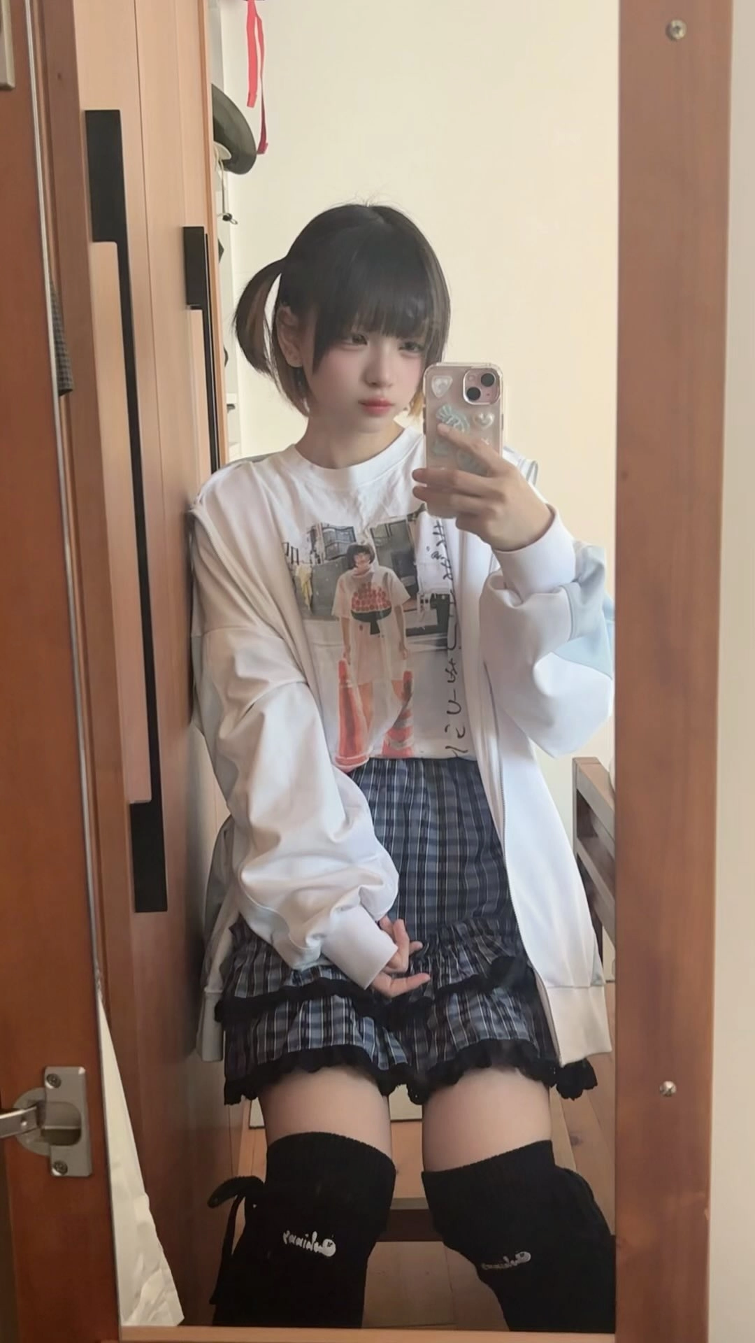 女人用手机拍自拍。