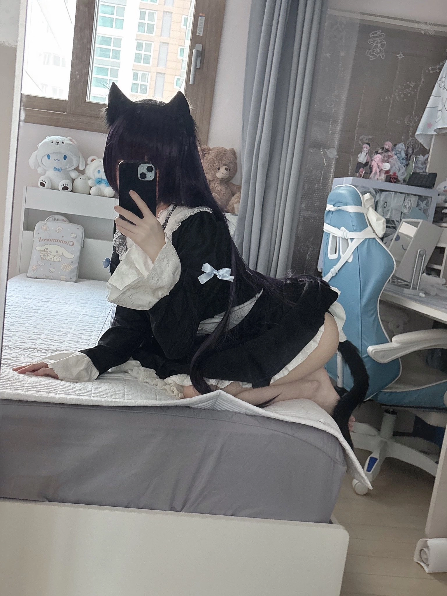 女人穿着黑色裙子拍自拍。