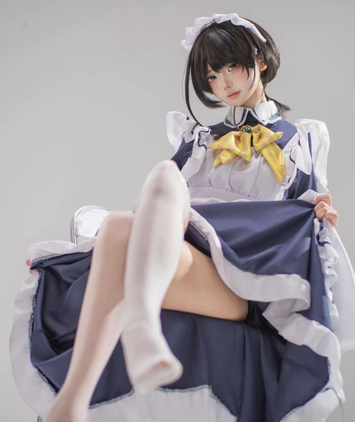 穿着女仆的服装的女人坐在椅子上。