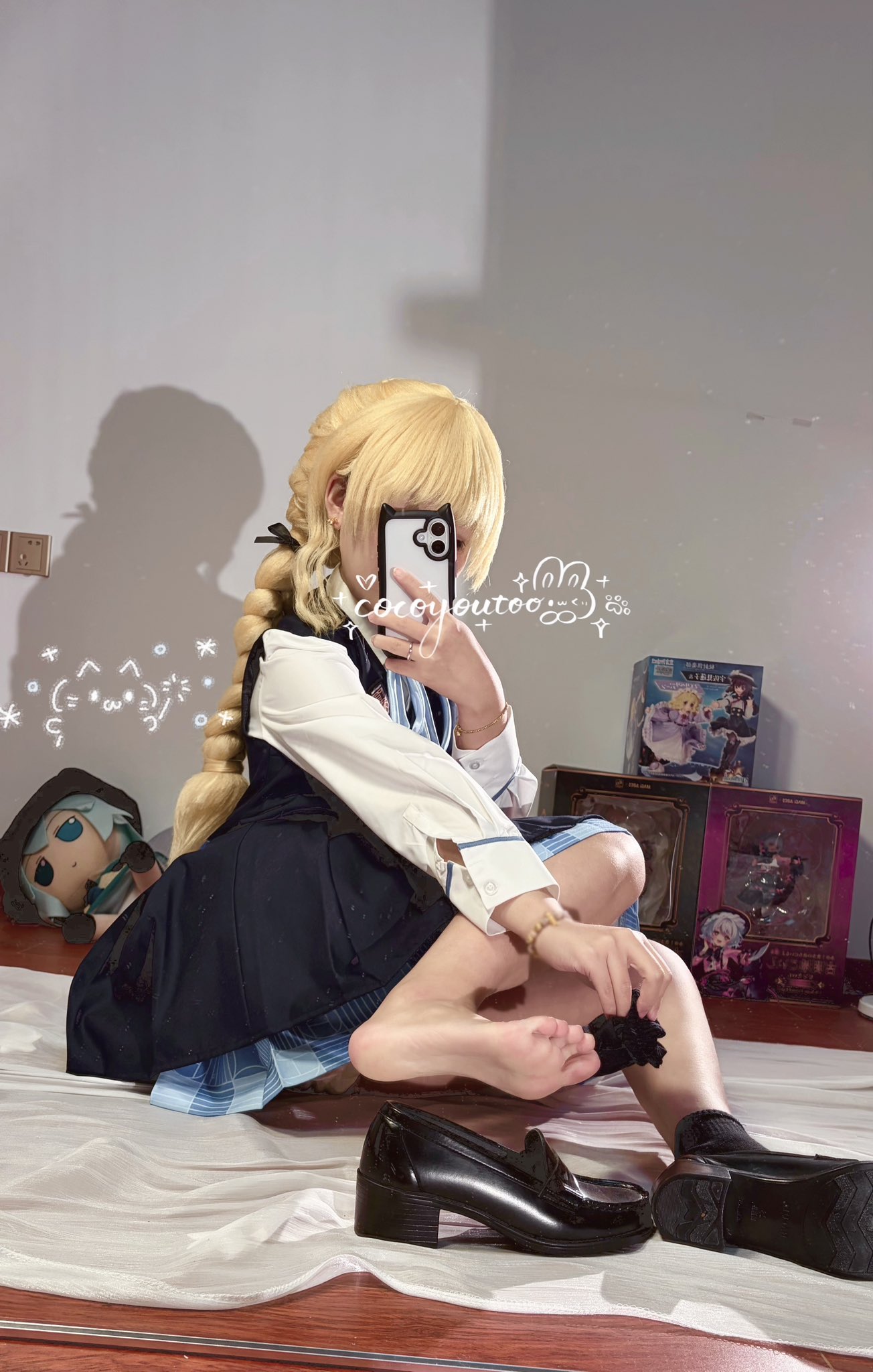 金发和蓝色裙子的女人拍了一张自拍。