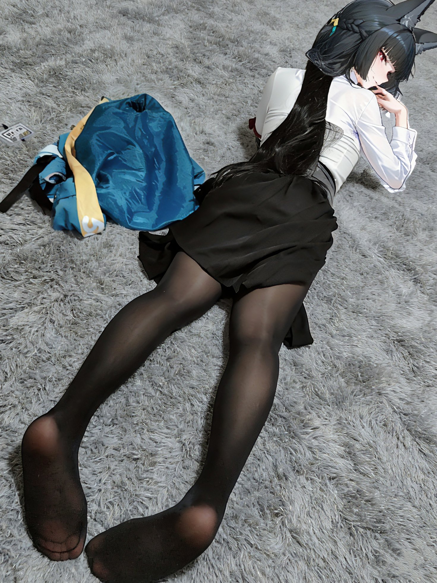 穿着白色衬衫和黑色衬衫的女人躺在地毯上。