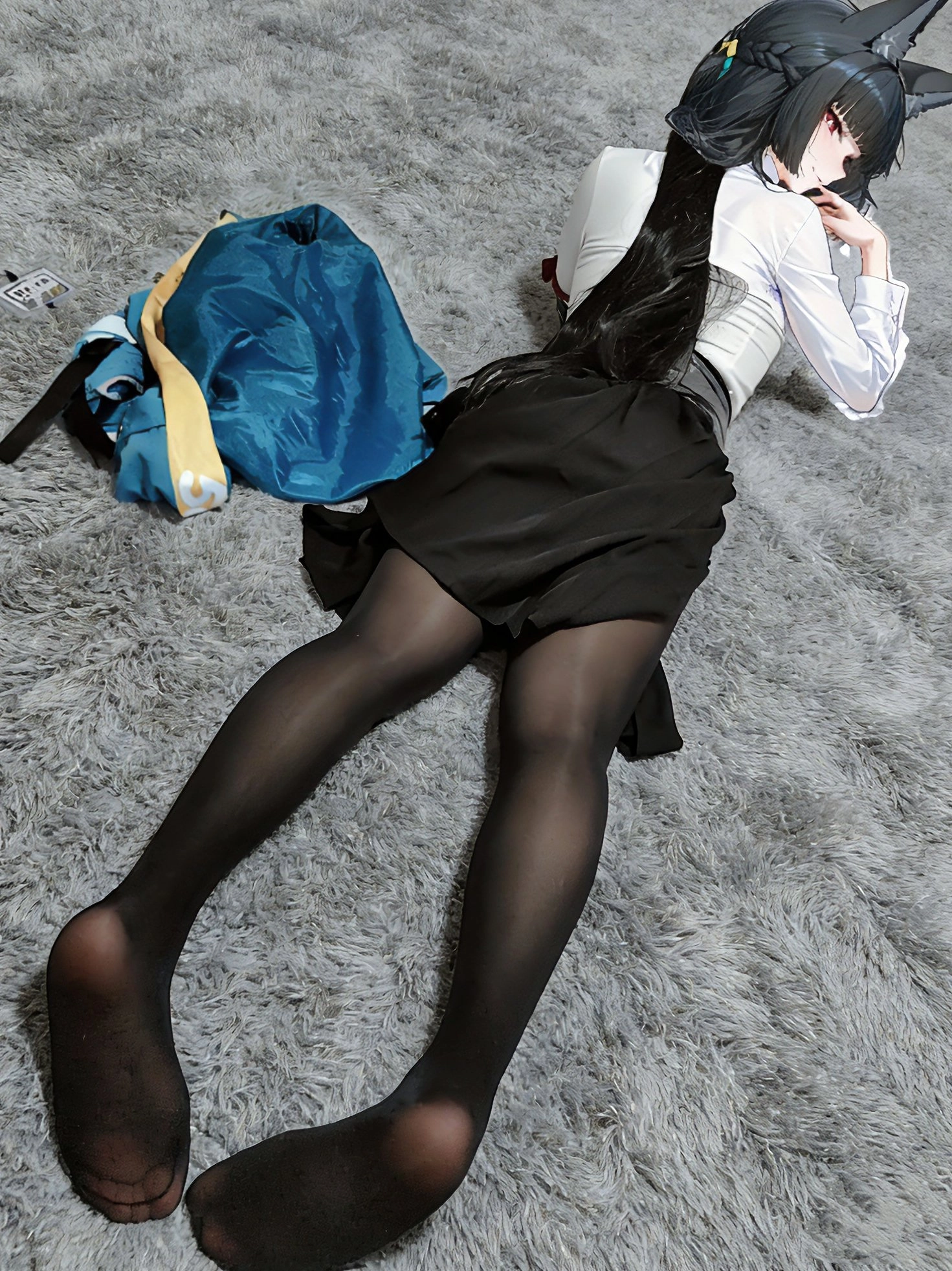 穿着白色衬衫和黑色衬衫的女人躺在地毯上。