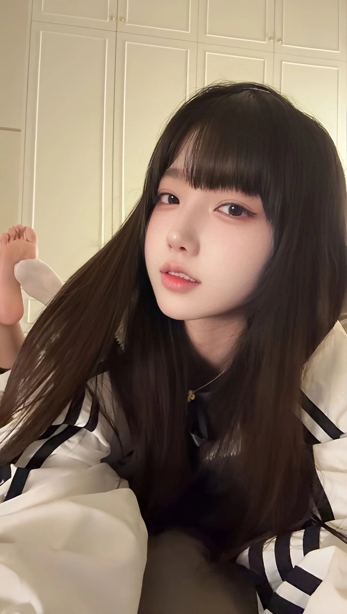 长头发的女孩和一个白色夹克。