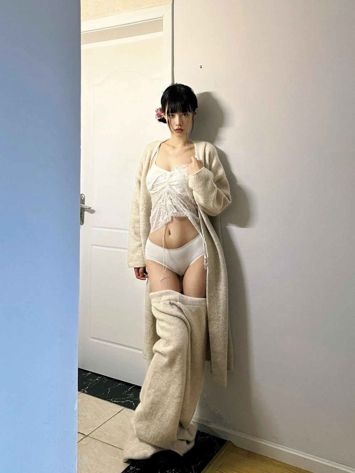 女人穿着一件白色的裙子,头发里有一朵花。