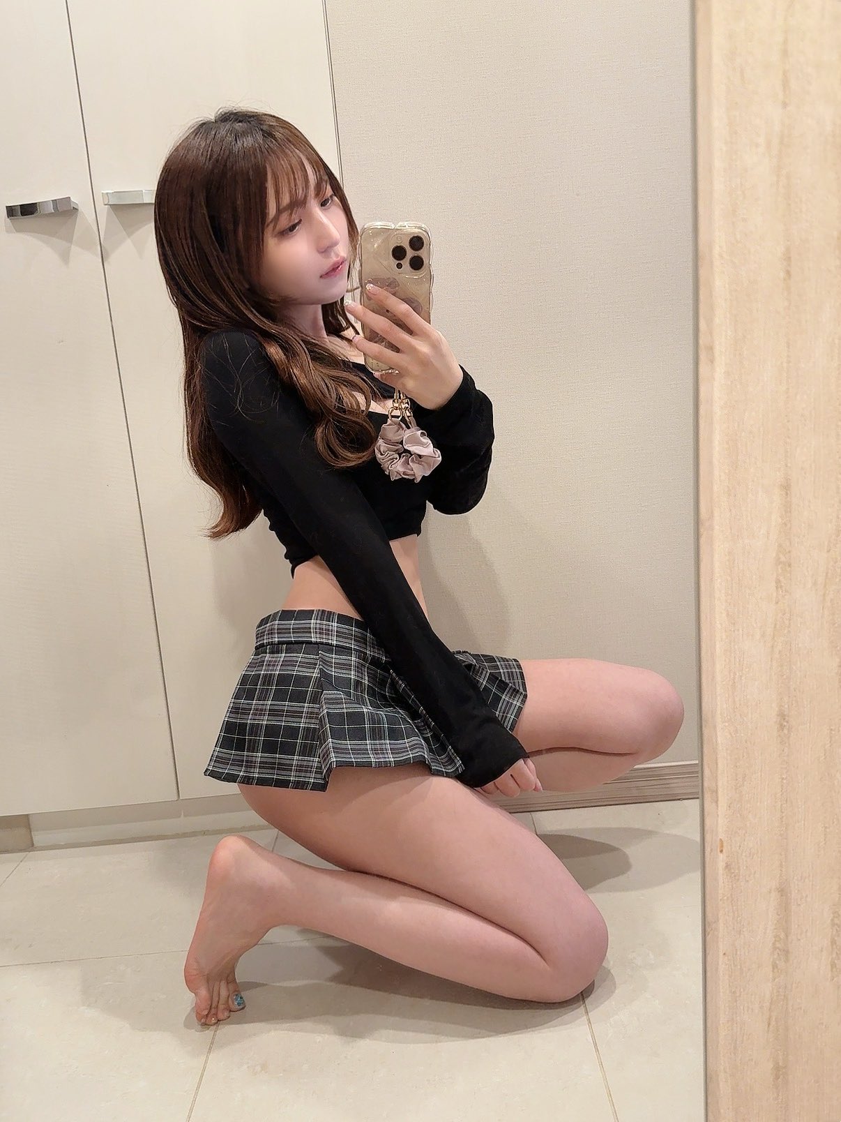 女人在镜子里拍自拍。