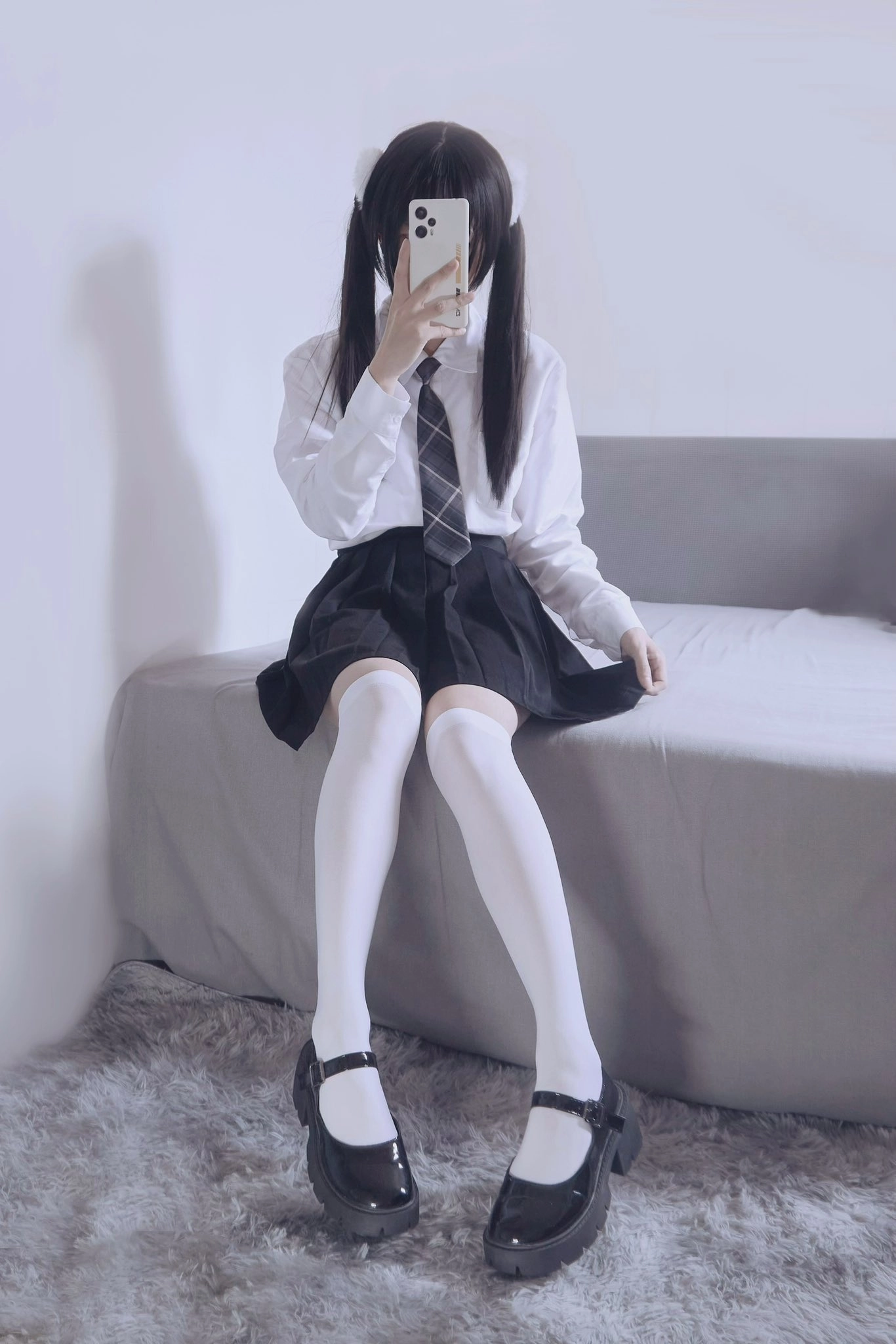 戴着领带的女孩,拿着手机。