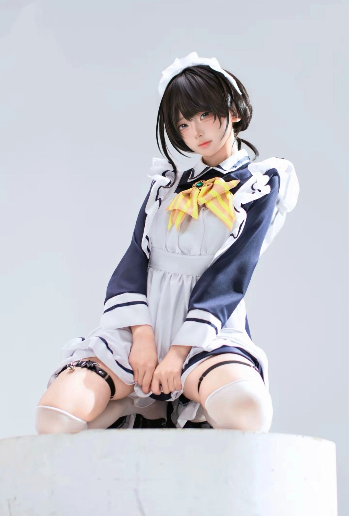 穿着女仆的服装的女人为一张照片。