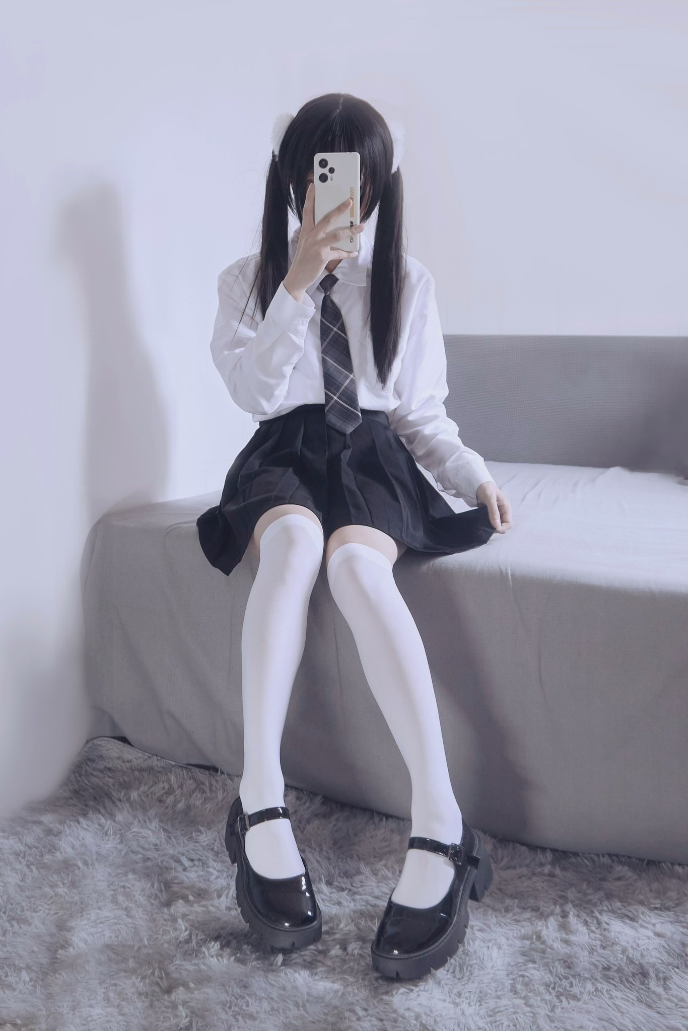 戴着领带的女孩,拿着手机。